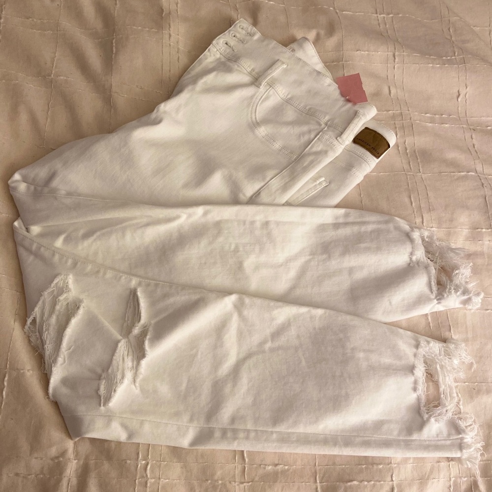NWT Highwaisted Distressed Jeans